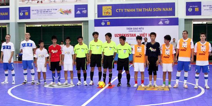 Đội tuyển Futsal trẻ Italia thi đấu với đội trẻ em có hoàn cảnh đặc biệt tại Tp. HCM.